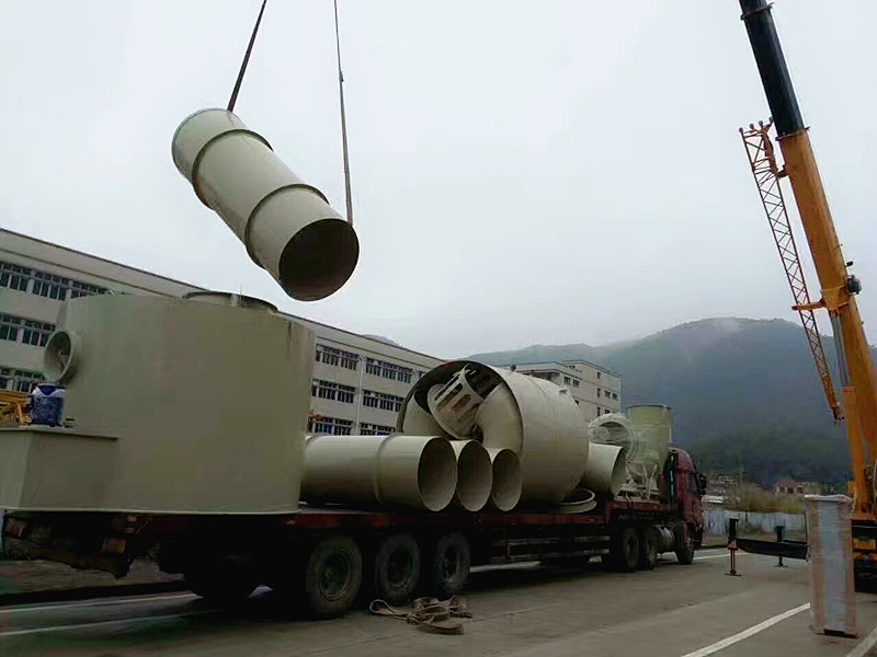 針對城市污水處理工藝特點，采用的噴淋吸附方法，將廢氣收集，送入噴淋塔噴淋，去除各類異味達到凈化氣體的效果。該方法投資少、運行成本低、占地空間小、效果好，無二次污染。
